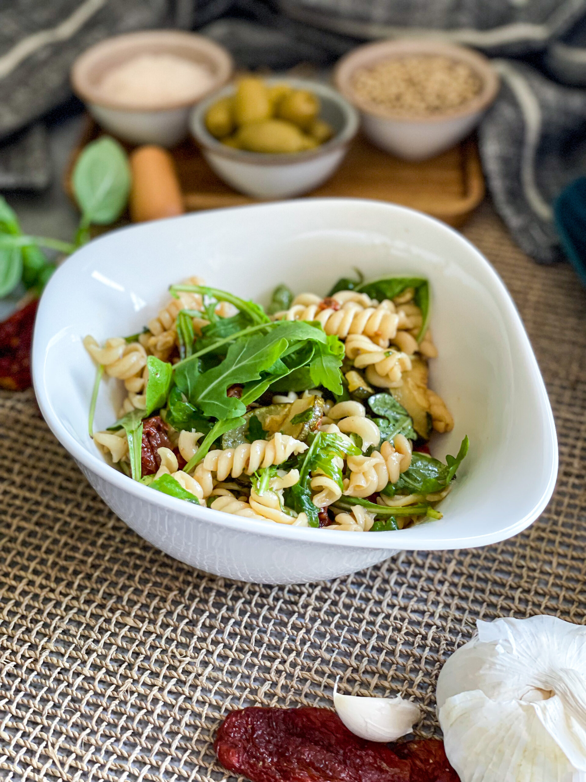 mediterraner Nudelsalat mit Rucola