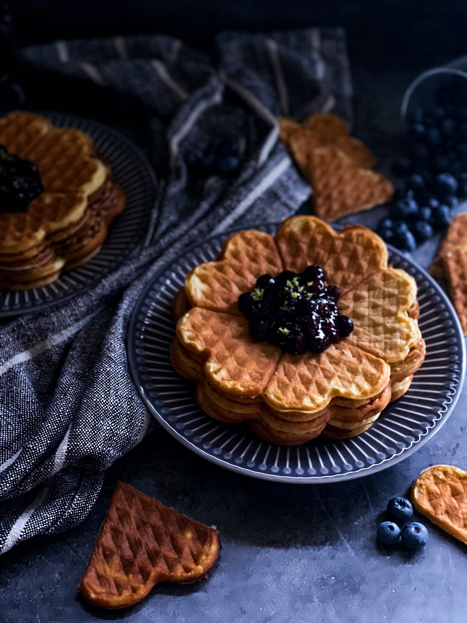 Zitronen-Buttermilchwaffeln mit Blaubeeren - CulinaryCultures