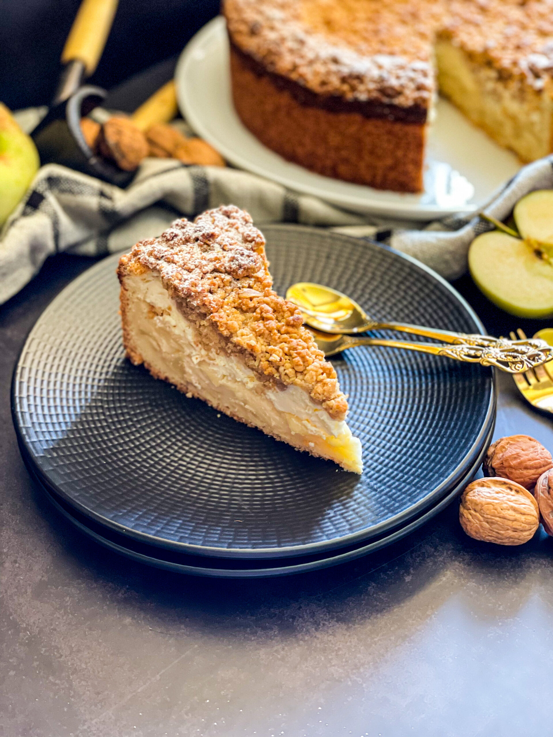 Apfel-Quark-Kuchen mit Walnussstreusel